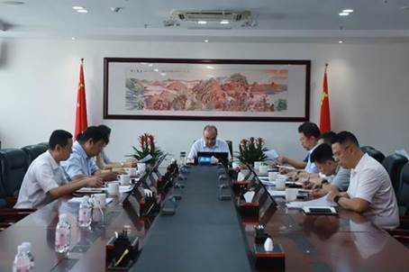 一群人坐在桌子前
描述已自动生成